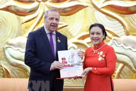 越南授予阿尔及利亚驻越大使友谊纪念章