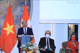 越南国家主席阮春福与瑞士联邦主席居伊·帕默林共同主持越瑞企业家论坛