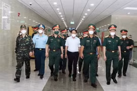 黎文成副总理和国防部长潘文江视察175号军医院的防疫工作