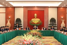 越共中央政治局与越共第十二届原中央政治局委员、书记处书记和中央委员举行见面会