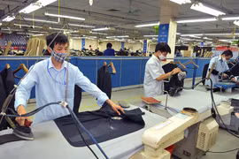 与企业同行共克时艰