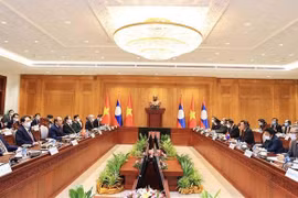 越南国家主席阮春福会见老挝国会主席赛宋蓬·丰威汉