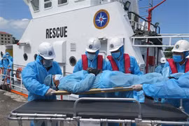 越南航海救援力量将一名外国船员送上岸接受治疗