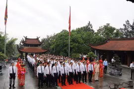 2021年雄王祭祖日和雄王庙会：国祖雒龙君忌日祭拜仪式和国母妪姬上香仪式隆重举行