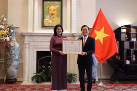  前古巴驻越大使荣获友谊勋章