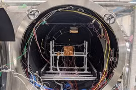纳龙微型卫星在日本完成最终测试