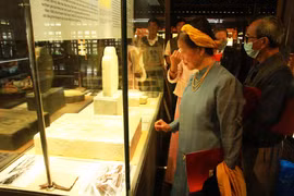  嘉隆皇帝资料文物展承天顺化省开展