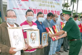 朔庄省边防部队向渔民赠送国旗和胡志明主席肖像