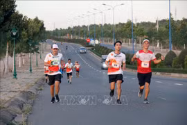 近400名运动员参加在平顺省举行的美奈沙丘马拉松越野赛