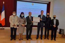 旅居法国越南人和法国朋友为越南新冠疫苗基金会捐赠2万欧元