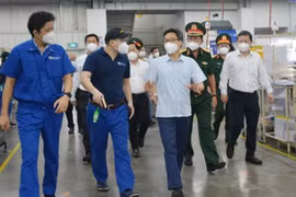 政府副总理武德儋亲自对胡志明市守德市生产经营活动进行实地检查