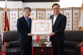 向越南驻韩国釜山-庆尚南道地区名誉总领事授予政府总理奖状