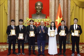 国家主席阮春福向获得国际大奖的学生授予劳动勋章