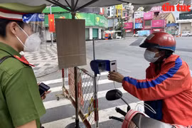 胡志明市在新冠疫情检查站安装100台扫描识别QR码的摄像头