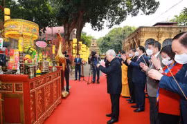 越共中央总书记、国家主席阮富仲在升龙皇城遗迹区上香和植树留念