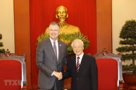 越共中央总书记阮富仲会见美国驻越大使丹尼尔•克里滕布林克