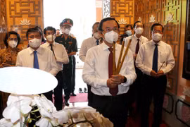 越南国庆76周年：胡志明市领导代表团上香缅怀胡志明主席