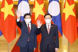 越南国会主席王廷惠会见老挝人民革命党总书记、国家主席通伦