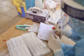 越南政府总理范明政要求严格实施社交限制措施