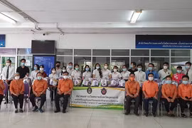 旅泰越南侨胞向受疫情影响的越南留学生提供支持