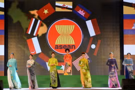 越南服装师在奥黛设计中采用东盟各国国花形象