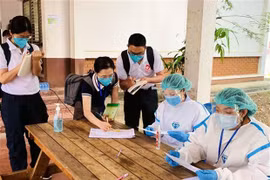 老挝向出境人员颁发新冠疫苗接种证书 泰国要求外国人购买新冠保险