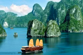 下龙湾 ——北部湾的一幅巨型水墨画