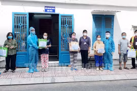 海上高脚屋干部战士在疫情之下送温暖