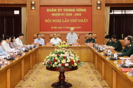 越共中央总书记阮富仲主持召开中央军委第一次会议