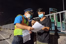 新冠肺炎疫情：今日起开通水上“绿色通道” 将生活必需品运送到胡志明市