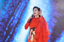  越南歌手在军事比赛上表演《岳府第二圣姑》筹文曲