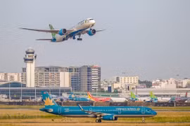 各家航空公司的国内航班从10月1日起恢复运营