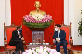 越南高度重视与新加坡等邻国和本地区各国的合作