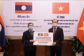 越南向老挝移交用于应对新一波疫情的医疗物资