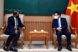 越南政府副总理范平明会见新加坡驻越南大使嘉雅·拉特南