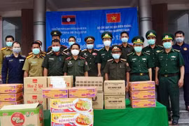 广南省边防部队向老挝色贡省边境保护力量捐赠粮食和医疗物资