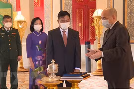 柬埔寨国王诺罗敦•西哈莫尼:越南与柬埔寨的全面合作关系不断向前发展