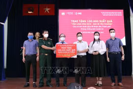 胡志明市接受10万份民生保障慰问品