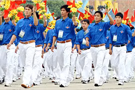 社论：在光荣的党旗下骄傲地向前迈进