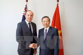 越南公安部部长苏林与澳大利亚联邦移民和边境保护部长皮特·都顿（图片来源：越通社）