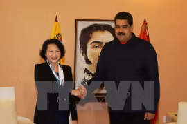 越南国会主席阮氏金银会见委内瑞拉总统尼古拉斯·马杜罗（图片来源：越通社）