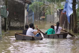 暴雨引发洪水 使中部地区各省数千户家庭陷入困境
