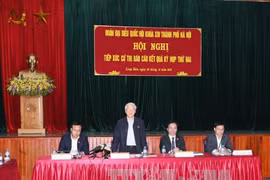 越共中央总书记阮富仲接触河内市东英县和龙边郡选民（图片来源：越通社）