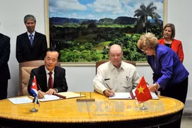 马尔米耶卡与范红河部长签署关于促进两国经贸关系的意向书（图片来源：越通社）