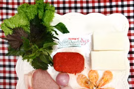 烤虾卷原料为 鲜虾、五花肉、木鳖果、粉皮。
