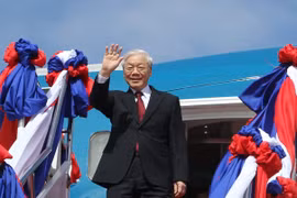 越共中央总书记阮富仲抵达老挝首都万象（图片来源：越通社）