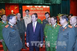 陈大光主席​与公安干部战士亲切交谈