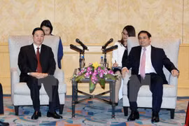 越共中央组织部部长范明（右）会见中共中央宣传部部长刘奇葆​ （图片来源：越通社）