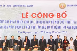 “2025年前山谷（Núi Cốc）湖国家级旅游区发展总体规划及2030年展望”公布仪式（图片来源:baocongthuong.com.vn)
