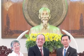 芹苴市人民委员会副主席武成统为贝纳博·加西亚总领事赠送纪念礼物（图片来源：越通社）